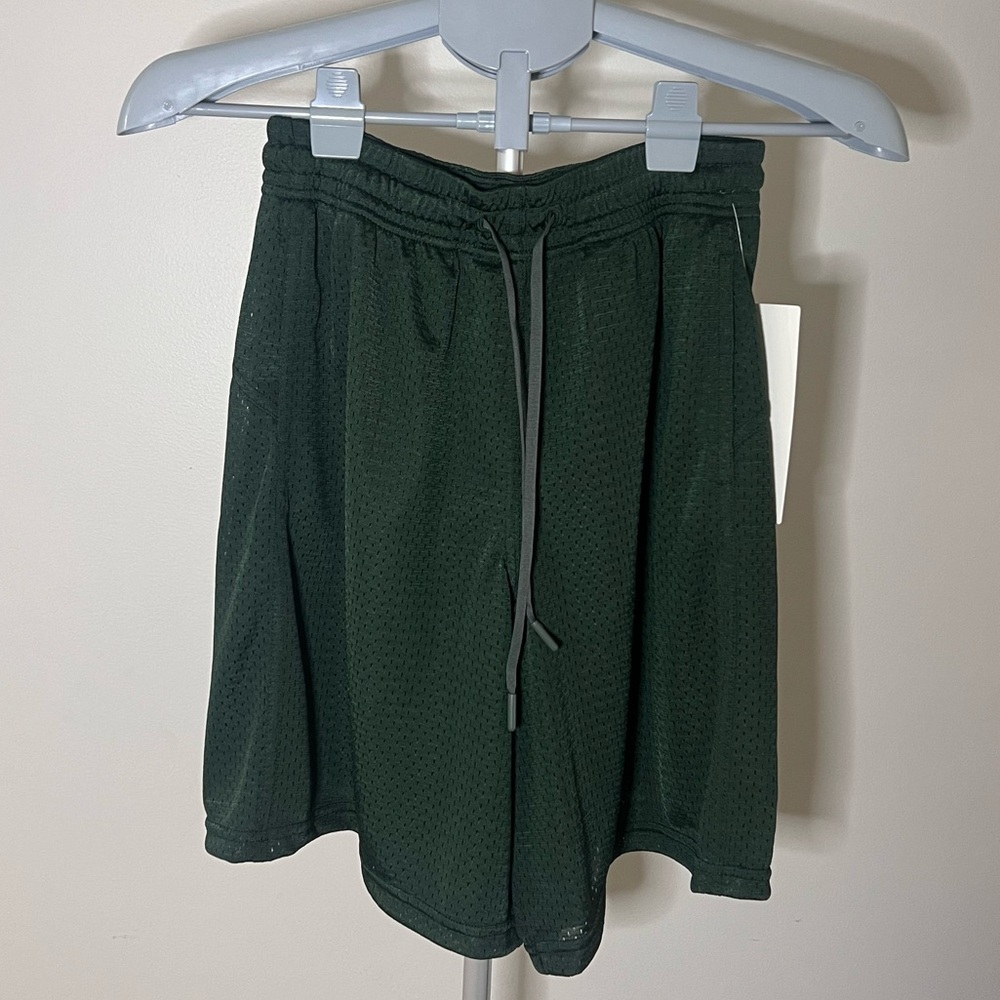 NWT Lululemon Relaxed Fit Mesh Training Short, Size 4